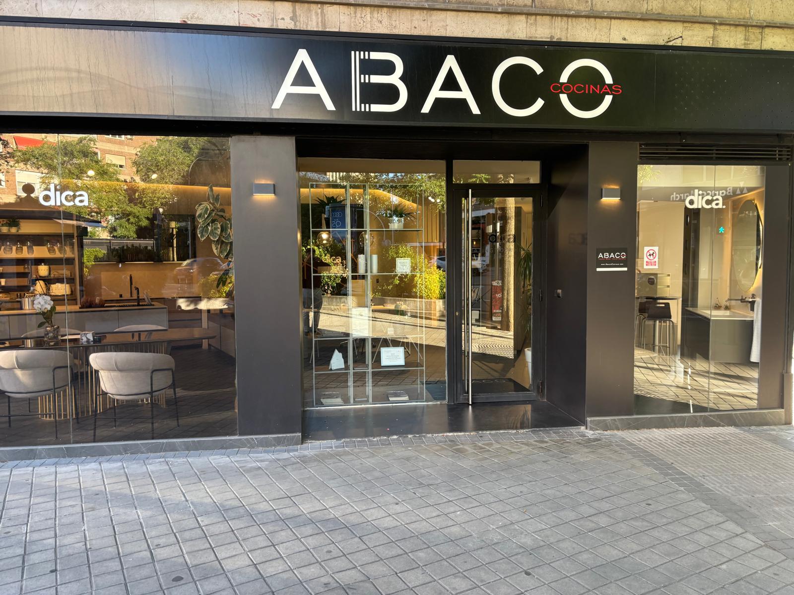 Fachada del estudio de Ábaco Cocinas, en Madrid
