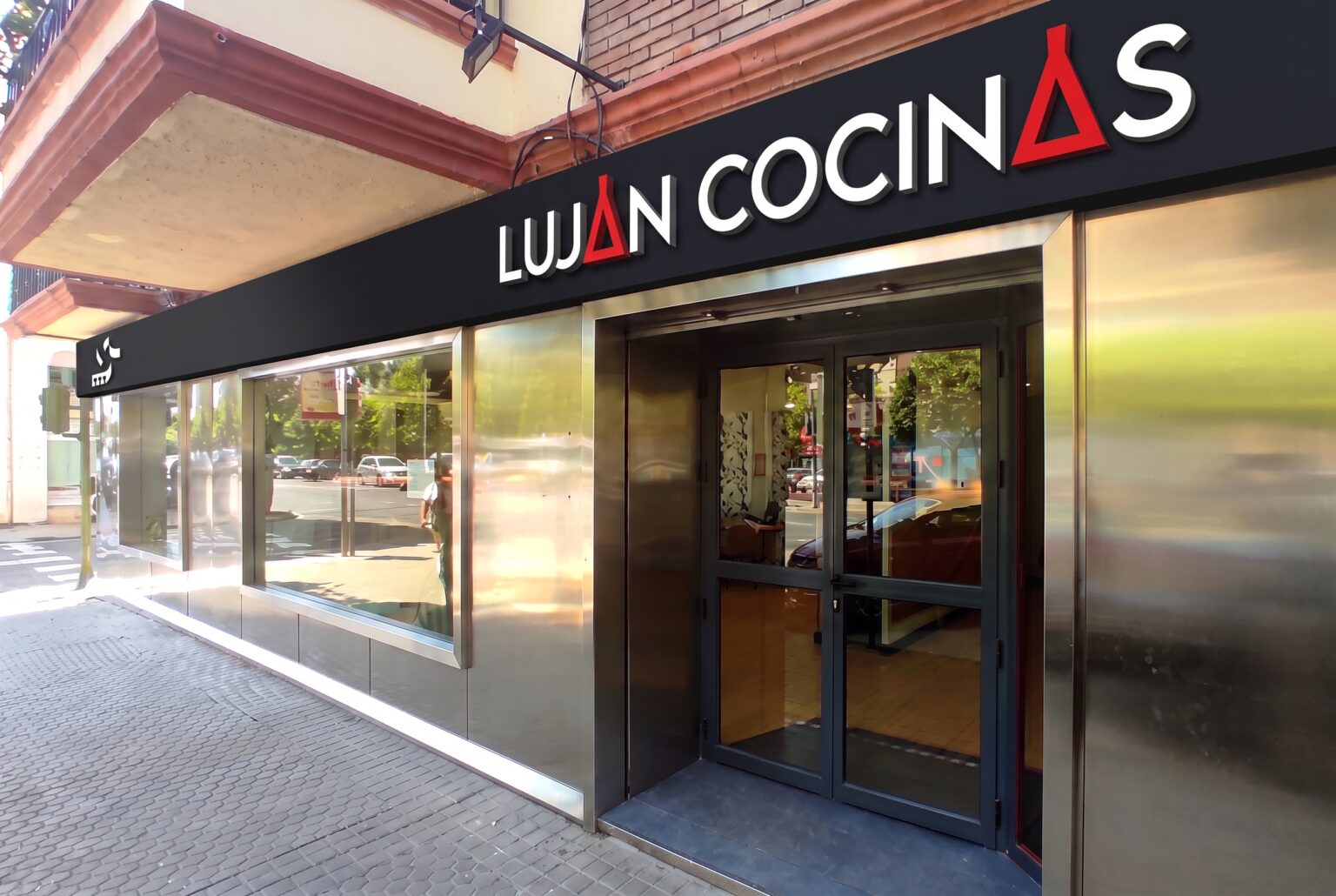 Fachada del estudio de Luján Cocinas, en Sevilla